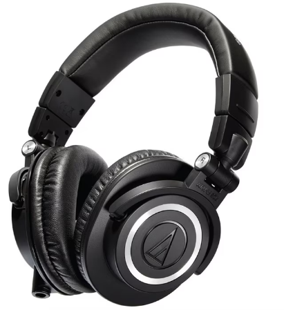 Sluchátka. Tato šňůrová sluchátka mají uzavřenou konstrukci, která účinně izoluje posluchače od vnějšího hluku a zároveň zabraňuje úniku zvuku do okolí. Díky tomu si můžete nerušeně vychutnat svou oblíbenou hudbu nebo podcasty a zároveň nerušit své okolí. Zvuk těchto sluchátek je plný a hutný s výraznými basy. Ideální pro DJ na přípravu dalších skladeb a produkce. Cena pronájmu 1-2 dny: